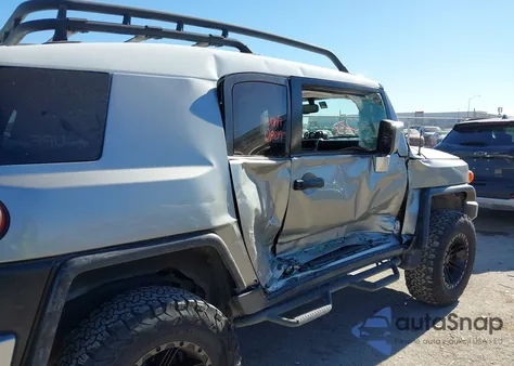 2010 Toyota Fj Cruiser z USA, uszkodzony, nr VIN JTEBU4BF9AK095309